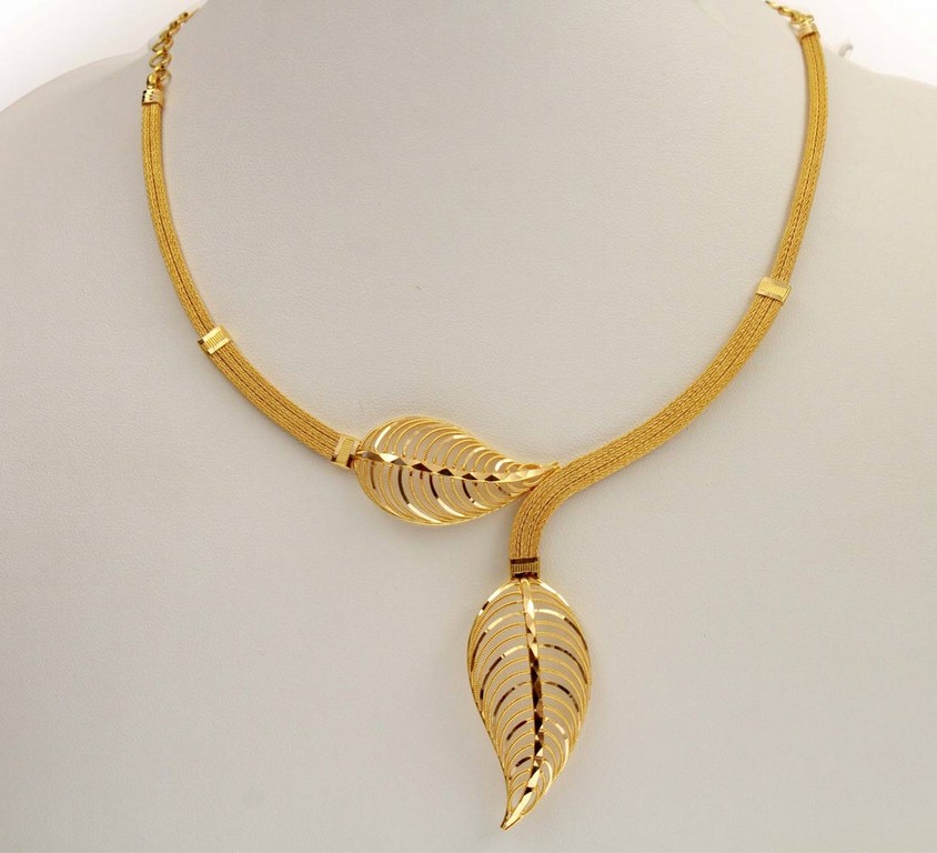 Trendy Gold Chain Leaf Design